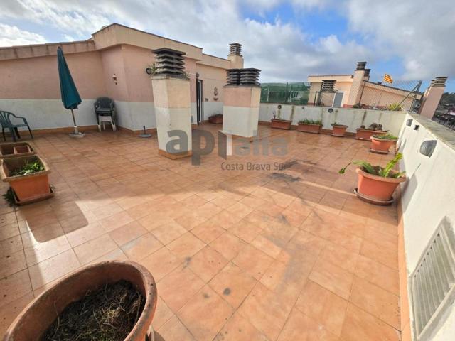 ENCANTADOR DÚPLEX CON GRAN TERRAZA, PISCINA, PLAZA DE PARKING EN FENALS photo 0