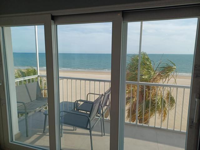 GRAN APARTAMENTO EN PRIMERA LINEA DE PLAYA EN ALQUILER ESCOLAR Y VACACIONAL.  al photo 0