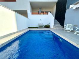 Moderno bungalow en Dream Hills II en planta baja con piscina privada y orientación sur photo 0