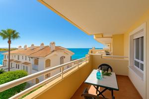 Apartamento en primera línea con vistas al mar en Aguamarina photo 0