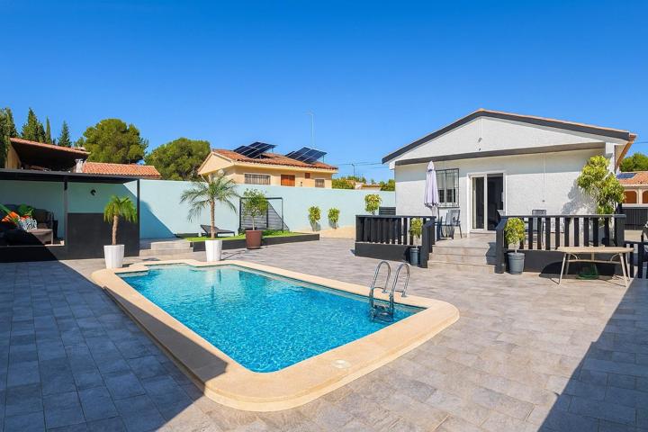 Encantadora villa en una sola planta con piscina privada en Pinar de Campoverde photo 0