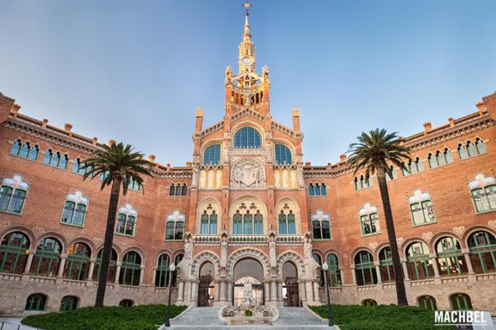 ENFRENTE DEL RECINTO MODERNISTA DE SANT PAU photo 0