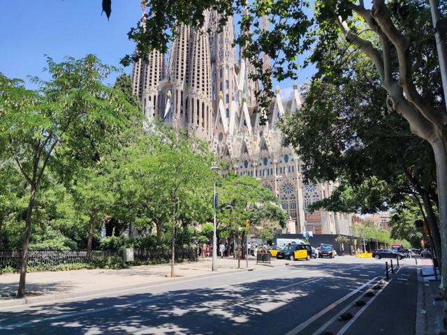 A UNA CALLE DE LA SAGRADA FAMILIA photo 0