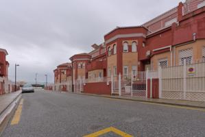 Unifamiliar Pareada En venta en Avda. Blas Infante, Cullar Vega photo 0