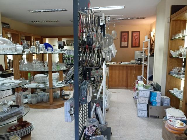 Local centrico con gran almacen photo 0