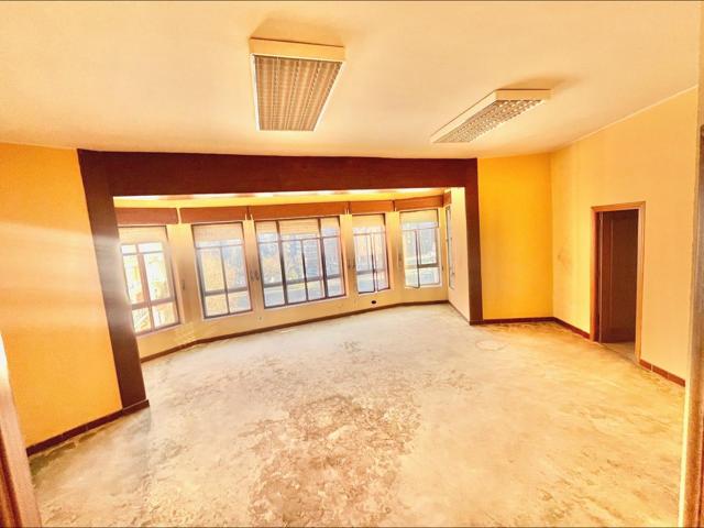 !Gran Oportunidad! Amplio piso en el centro de Cáceres - Ideal para oficina o vivienda. photo 0