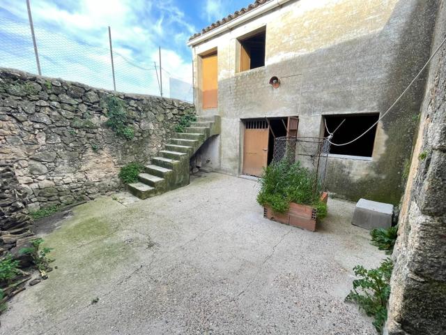CASA CON PATIO PARA REFORMAR EN MONTÁNCHEZ photo 0