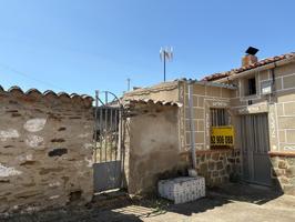 Casa para reformar con patio en Botija photo 0