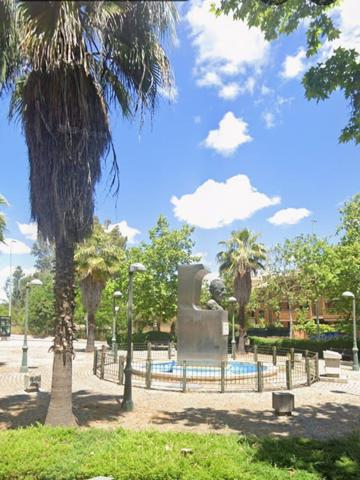 Estupendo apartamento seminuevo en zona residencial cercano al centro, zonas ajardinadas y piscina photo 0