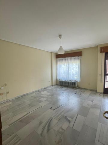 Estupendo piso en alquiler sin amueblar en pleno centro de Cáceres. photo 0