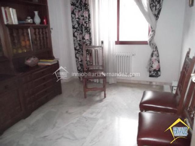 Se alquila amplio piso en pleno centro de Cáceres photo 0