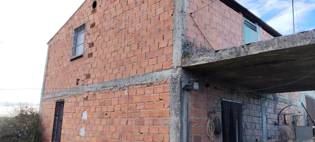 Finca de casi dos hectáreas con casa en Casar de Cáceres photo 0