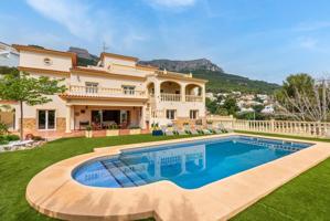 Villa con preciosas vistas al pueblo de Calpe y le mar Mediterráneo y el emblemático Peñón de Ifach. photo 0