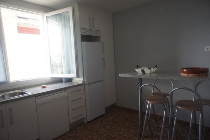 Bonita casa de una sola planta con piscina y jardines comunitarios. photo 0