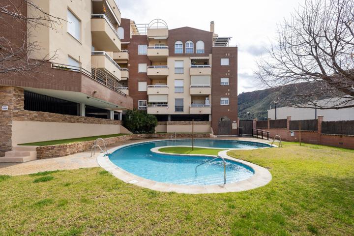 Estupendo piso con garaje y piscina en nuevo acceso Alhambra photo 0