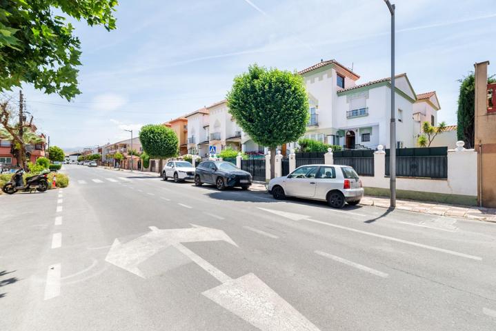 🏡 Tu nuevo hogar en Churriana de la Vega: amplitud, comodidad y una zona exterior de ensueño photo 0