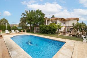Chalet con piscina en Urbanización Suspiro del Moro photo 0