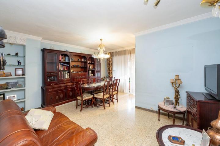 Camino de Ronda. Piso en planta alta con 5 dormitorios, garaje y trastero, calefacción central. photo 0