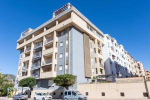 Piso en Almuñécar con vistas al mar y piscina, a solo pasos de la playa photo 0