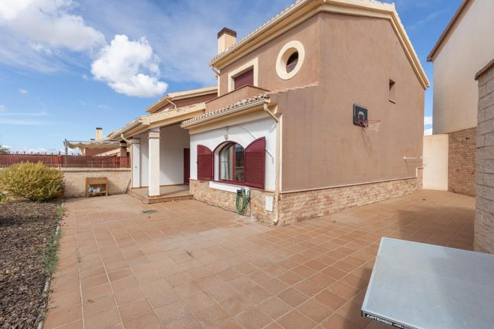 Se pone en alquiler una gran casa en Residencial con piscina comunitaria Aldea de los Fenicios de Gojar photo 0