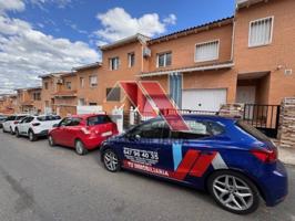 Unifamiliar Pareada En venta en Calle Sierra De Albarracín, 25, Yeles photo 0