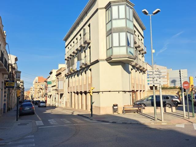 Gran local en venta en Figueres photo 0