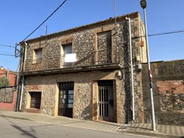 Casa para reformar con terrenos en venta en Vilamacolum, Alt Empordà. photo 0