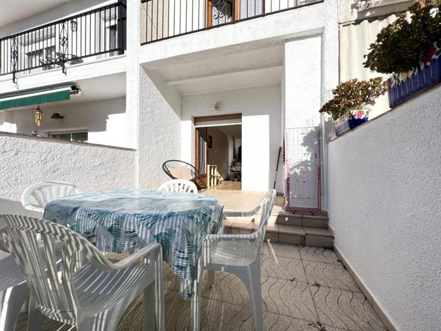 Casa adosada con terraza en Ampuria Brava, Alto Ampurdán. photo 0