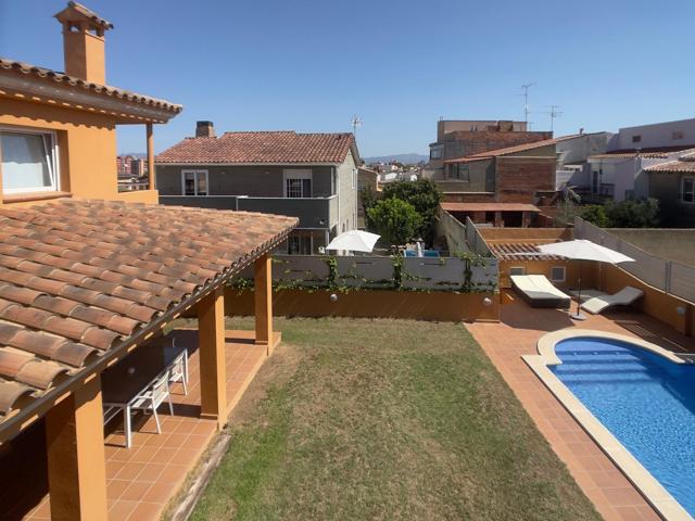 Casa con piscina y jardín a 150m de la cotizada zona de Sant Isidre y el Esclat photo 0