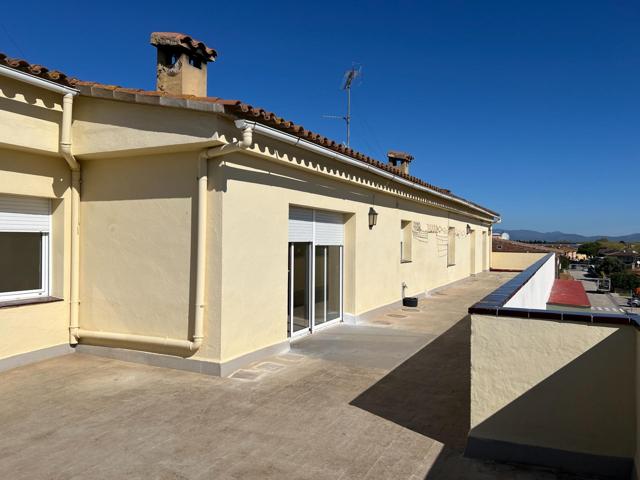 Piso-Atico con una gran terraza en Sant Pere Pescador. photo 0