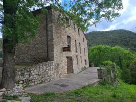 Espectacular masía catalana situada en la Garrotxa en el pueblo de la Vall del Bac. Cataluña photo 0