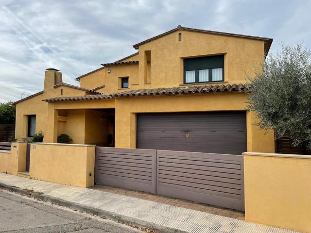 Casa En venta en Centro Urbano 15, La Bisbal D'Empordà photo 0