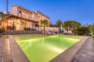Elegante villa con hermoso jardín, vistas panorámicas y piscina privada photo 0