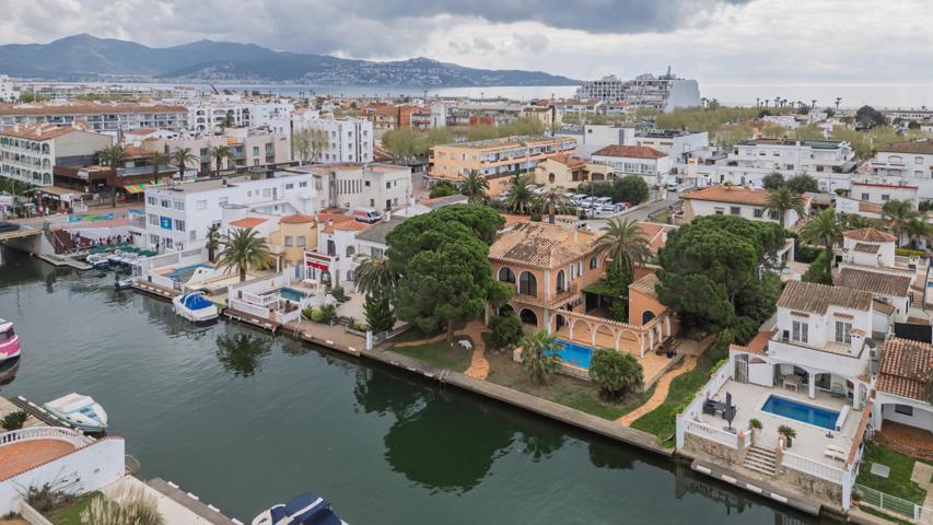 Casa En venta en Requesens, Castello D'Empuries photo 0