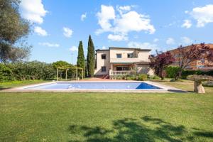 Villa con gran jardín de 1500m2 y piscina de 70m2 a 100m del centro de Sant Pere Pescador photo 0