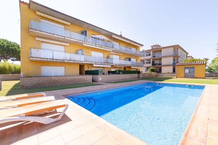 Piso planta baja con terraza y piscina comunitaria en Sant Pere Pescador. photo 0