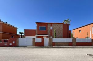 Excelente casa con piscina privada en zona muy tranquila en Sant Pere Pescador. photo 0