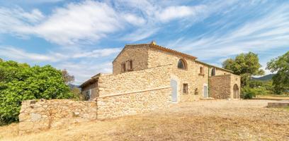 Espectacular masía en venta en La Jonquera con 40 hectáreas de terreno photo 0
