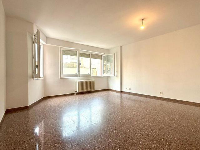 Piso de tres dormitorios en Figueres photo 0