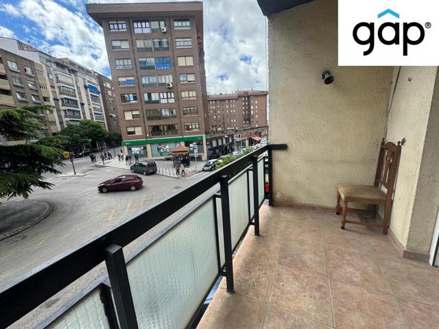 DISPONIBLE PARA ESTUDIANTES PISO EN EL CENTRO CON CALEFACCION TODO EXTERIOR. photo 0