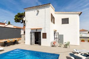 Casa en venta en l'Escala, a 750 metros de la playa de Riells photo 0