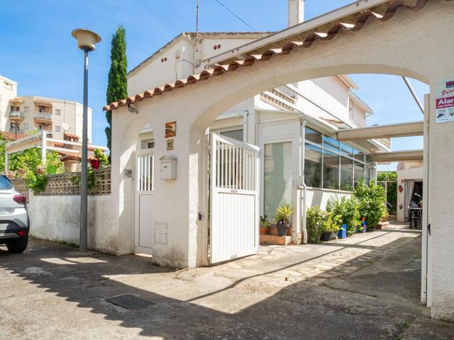 Casa individual en excelente estado a 120 m de la playa de Riells photo 0