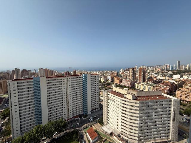 UN DORMITORIO CON VISTAS AL MAR. photo 0