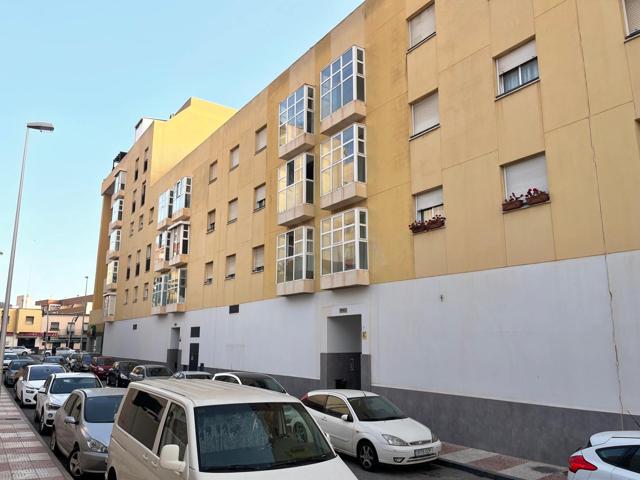 Se vende piso de tres dormitorios en el edificio de Mercadona de EL Parador con plaza de garaje photo 0