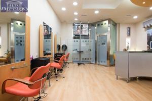 Magnifico local en el Centro de Granada, actualmente instalado como peluquería. Listo para entrar. photo 0