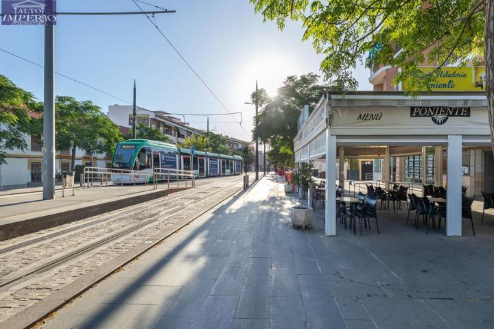 Venta por jubilación, de local + cafetería + restaurante en Armilla, frente a la parada del Metro. photo 0