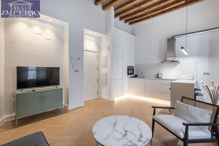 Exclusivo piso con reforma de diseño en el corazón de Granada photo 0