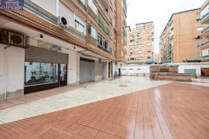 ¡Oportunidad de Inversión en el Barrio del Zaidín! Local Comercial en Venta photo 0