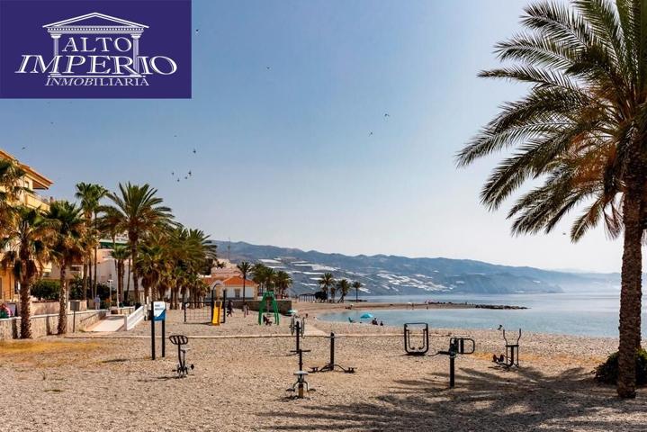 Obra nueva junto al mar. Piso de 2 dormitorios con piscina en azotea en Castell de Ferro photo 0