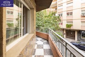 Oportunidad de Inversión en Granada: Piso semireformado en zona Gran Capitán. photo 0
